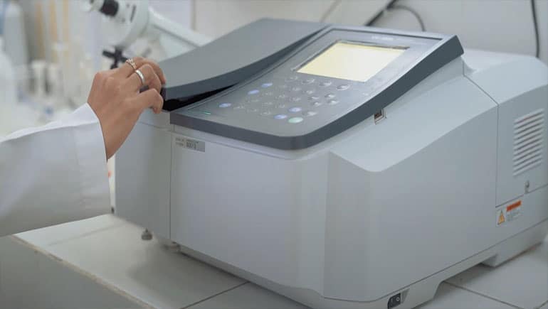 Spektrofotometer: Alat Penting dalam Bidang Farmasi dan Kedokteran