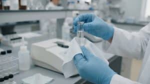 Persiapan sample cell sebelum pengukuran kekeruhan dengan turbidimeter