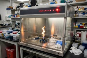 kesalahan biosafety cabinet alarm diabaikan api terbuka bunsen burner