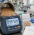 Moisture meter V dan N Series dengan fitur ATC menampilkan kadar air 12.4% dan suhu 22.3C di lab QC