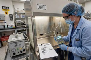 Teknisi melakukan pengujian HEPA filter integrity leak test pada Biosafety Cabinet dengan aerosol photometer dan PAO aerosol generator