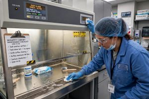 Teknisi melakukan perawatan rutin dan maintenance Biosafety Cabinet pembersihan grille airflow dan cek sash alarm